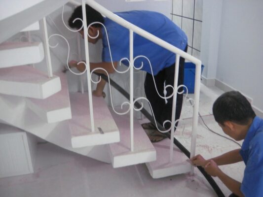 Cách làm sạch cầu thang đá mài