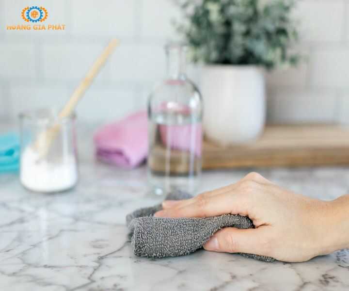 Cách vệ sinh mặt bàn đá bằng soda và nước
