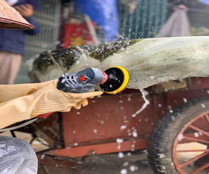 Đánh bóng ghế đá bằng đá mài