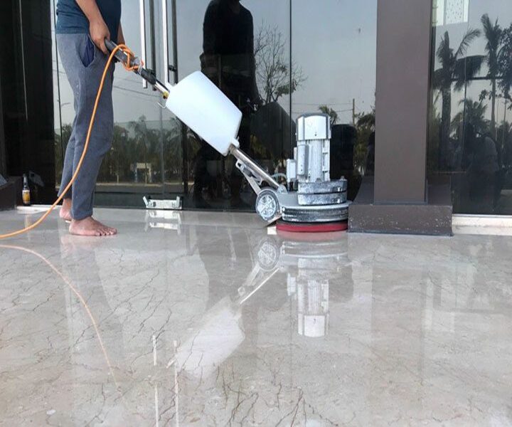Loại bỏ vết bẩn bằng máy chà sàn