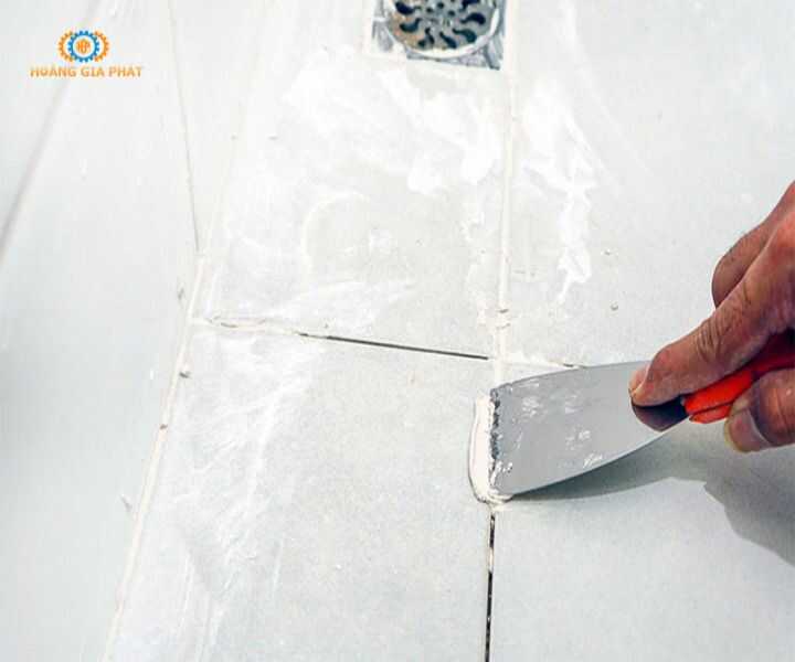 Sử dụng cách tẩy sơn bằng bàn chải