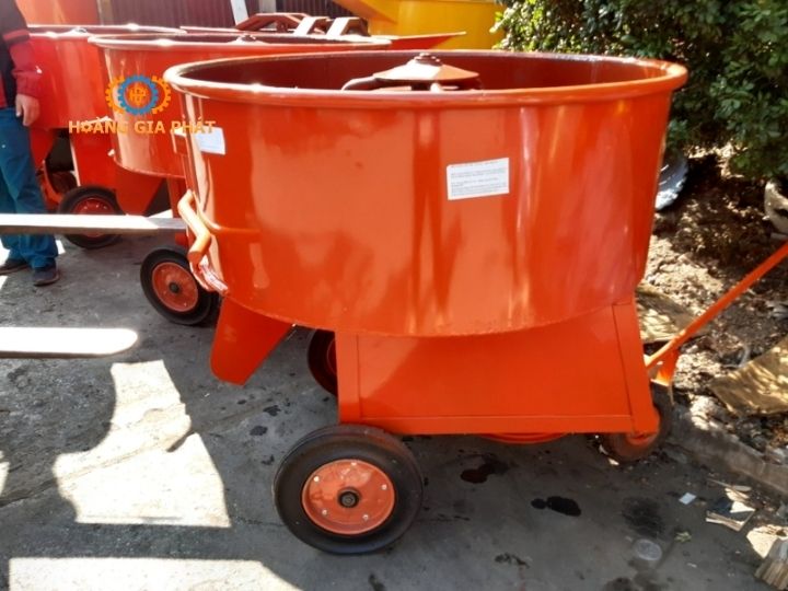 Trộn bê tông đều với máy trộn 180L