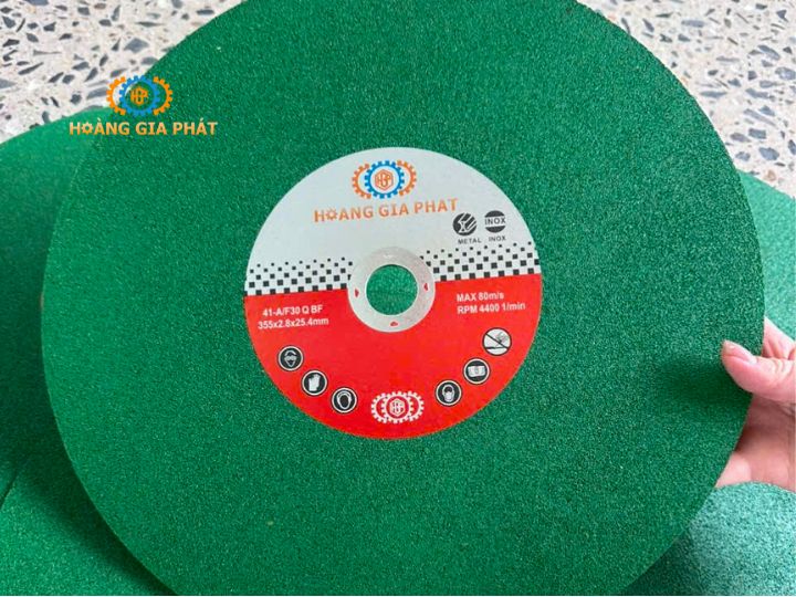 Đá cắt sắt HGP 355mm là trợ thủ đắc lực chuyên dùng để cắt các loại vật liệu sắt, thép và inox