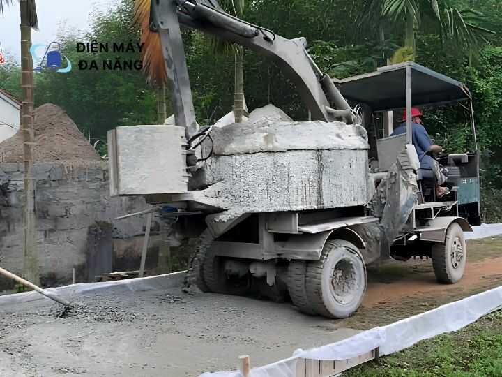 Máy trộn bê tông tự tành