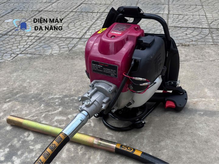 Máy đầm dùi xăng đeo vai Super Fast SF-HBD350 được trang bị động cơ 31cc với công suất 2kW mạnh mẽ, tốc độ không tải đạt 3500 vòng/phút, mang đến khả năng tạo rung ổn định và hiệu quả khi thi công bê tông.