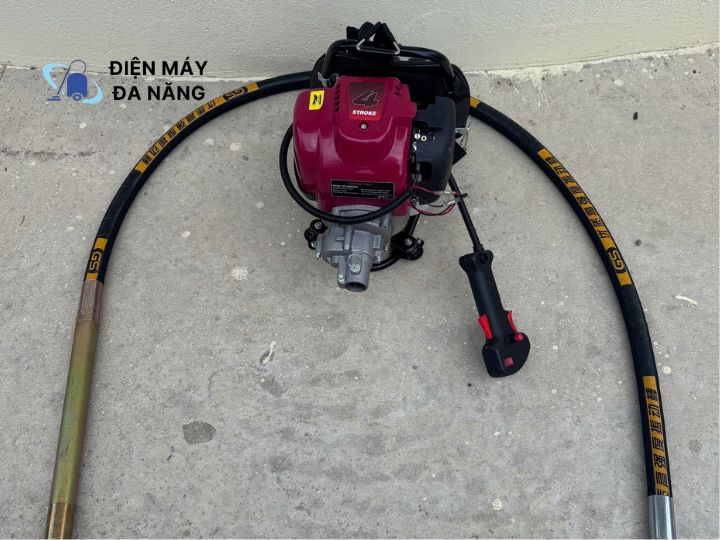 Đầm dùi bê tông chạy xăng đeo vai SF-HBD350