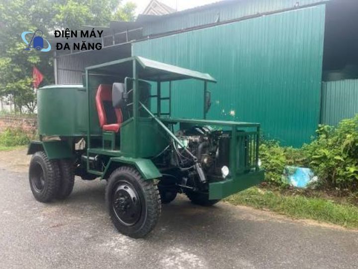 Xe trộn tự hành bánh lái di chuyển