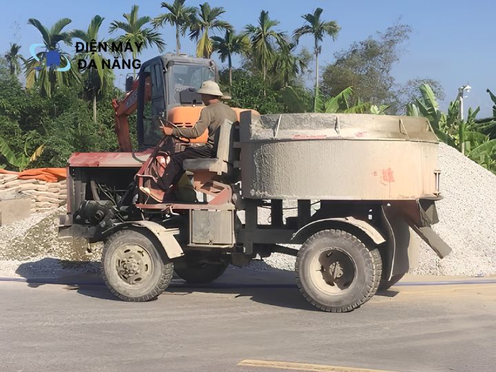 Xe trộn tự hành